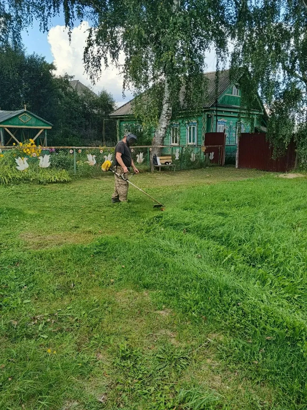С наступлением лета уборка придомовой территории от травы считается обязательной и неот...
