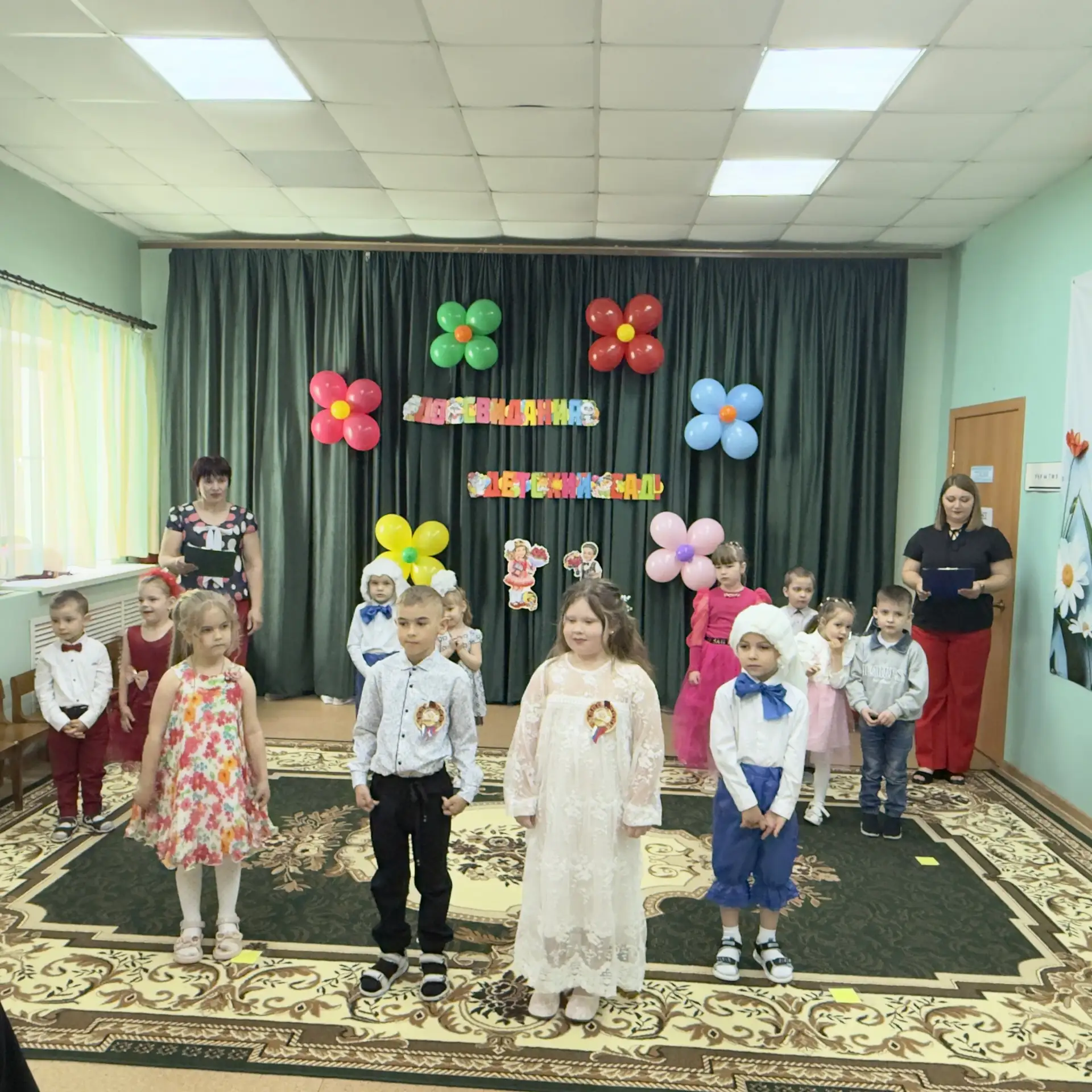 Сегодня в нашем саду было особенно шумно, весело и немного грустно — мы провожали наших...