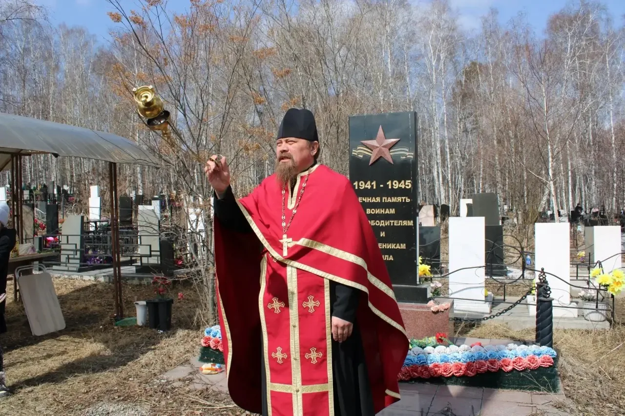 В день Радоницы на Марковском кладбище у обелиска воинам‑освободителям Великой Отечественной войны б