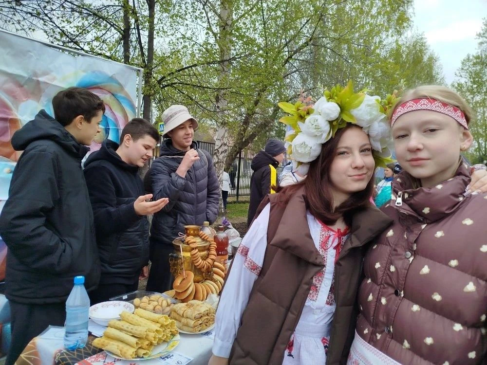 Молодильных яблок не желаете? Во дворе школы №2 в разгаре благотворительная ярмарка.  Национальные п