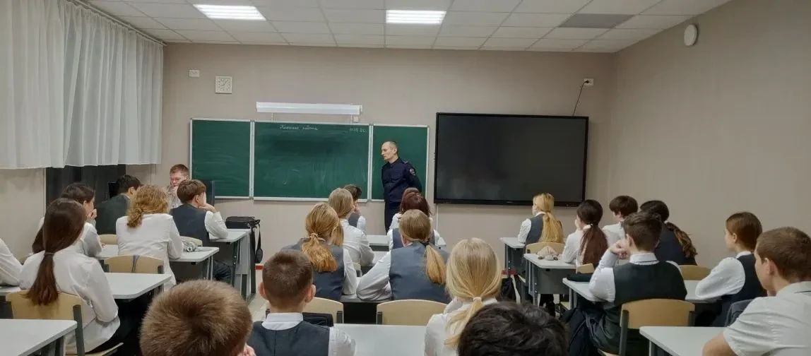 Безопасность на железной дороге: инспектор ПДН провёл беседы с лицеистами