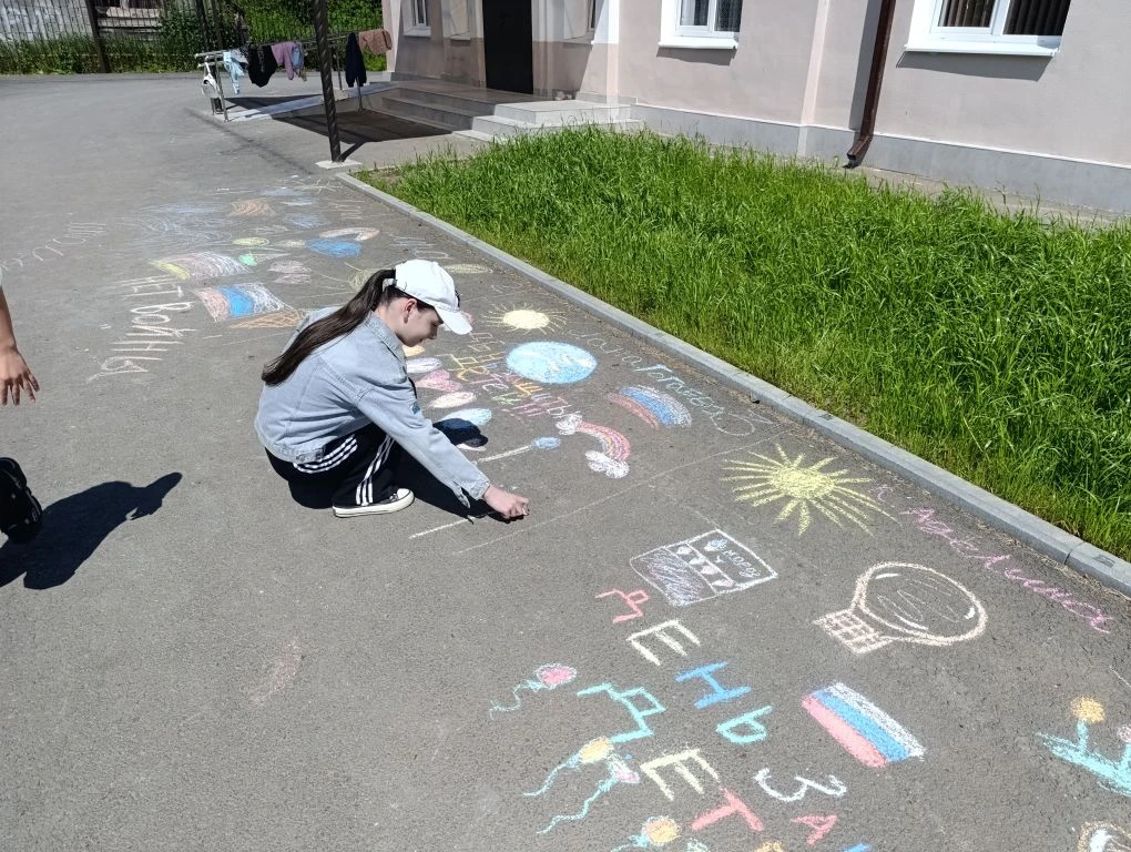 🎨 Счастье там, где цветные мелки и детские улыбки.