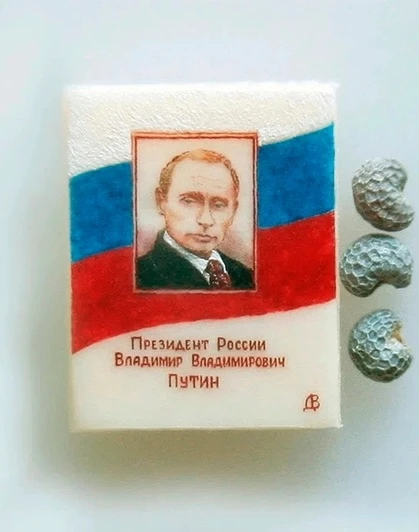 Художник-микроминиатюрист из Череповца создал портрет Владимира Путина. Размер костяной...
