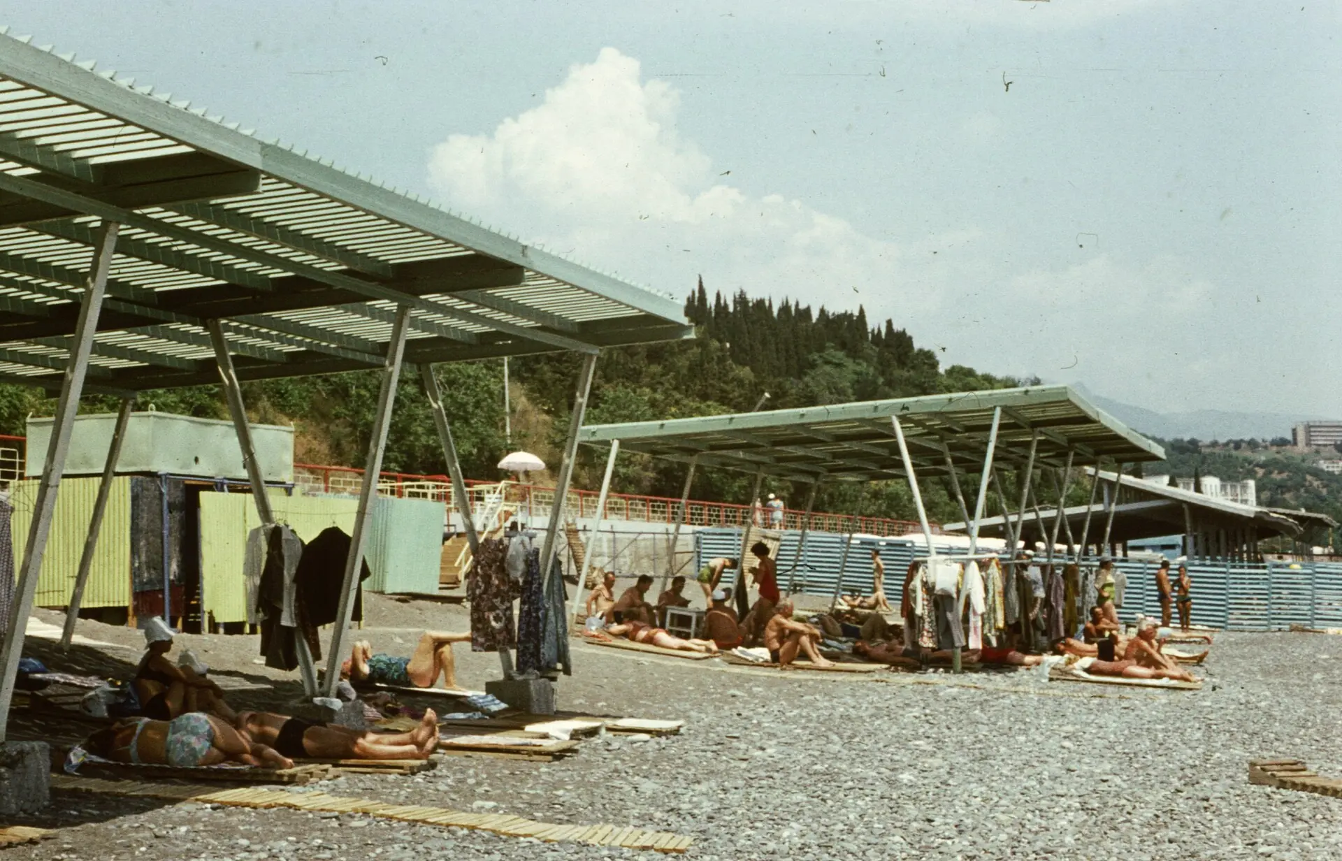 Теневые навесы на пляже в Алуште, снятые в 1977 году, передают атмосферу советского кур...