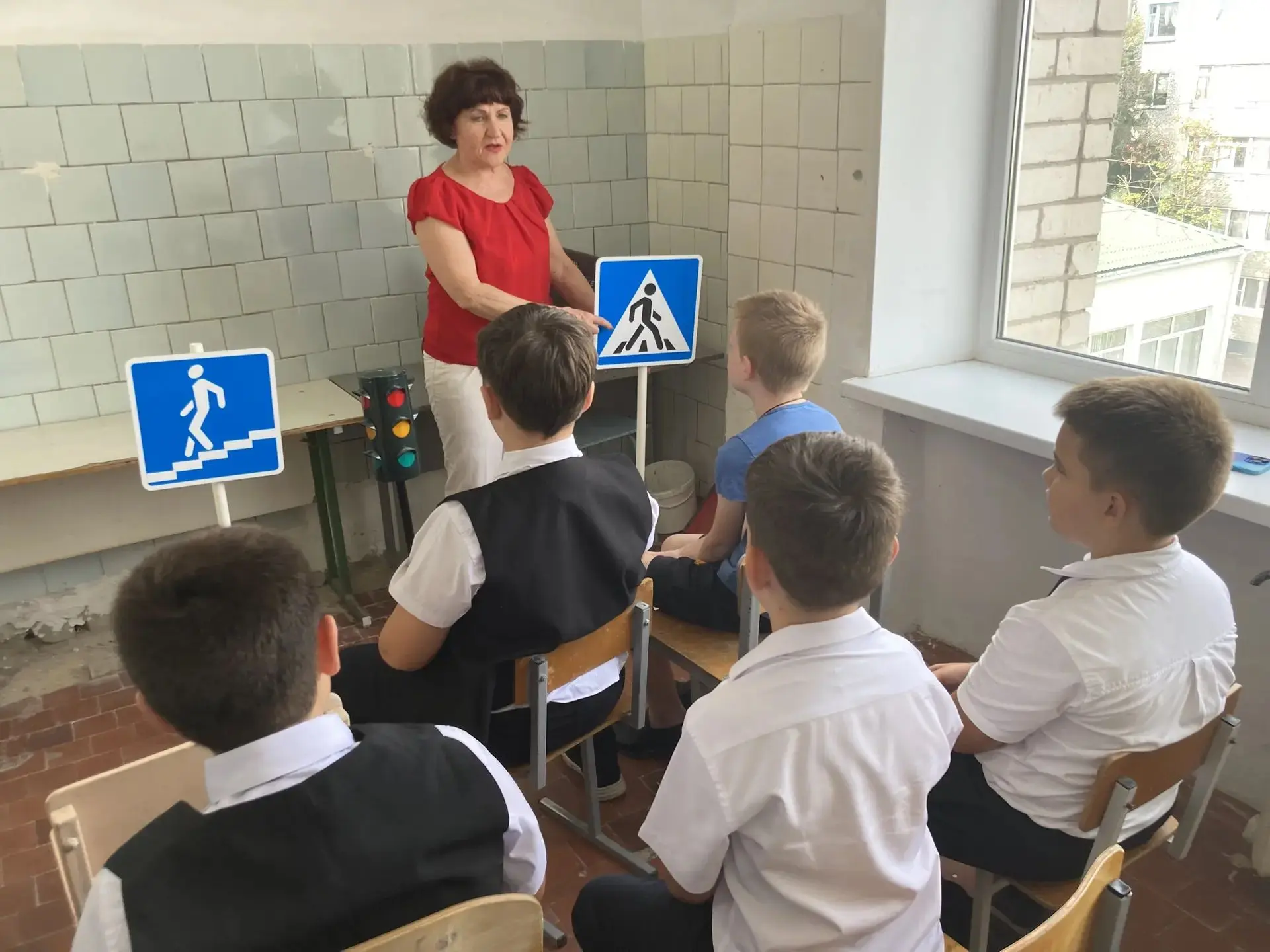 ⛔Классный час на тему: «Дорожные знаки вокруг нас» провела 14 сентября преподаватель ДМ...