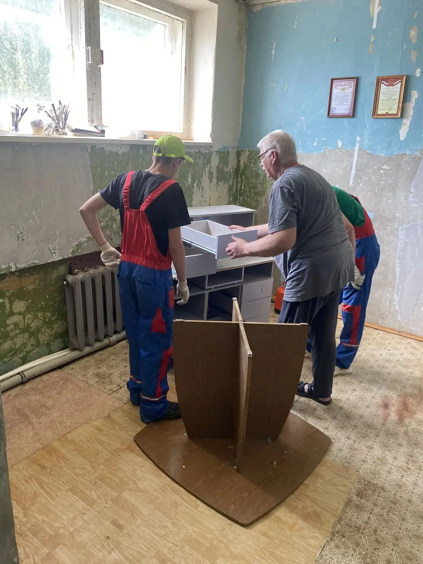 Трудовые будни в самом разгаре! Сегодня наш отряд ударно поработал на благо школы. Ребята взяли на с