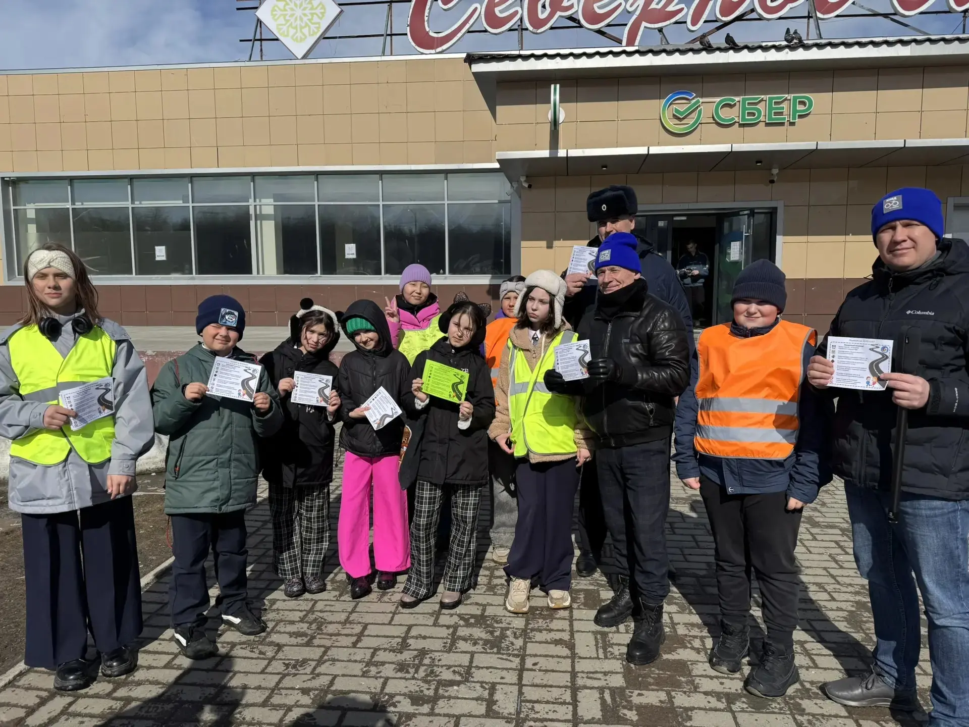 Знай, переходи, соблюдай! 🚦  На этой неделе юные инспекторы движения гимназии №24 совместно с центро
