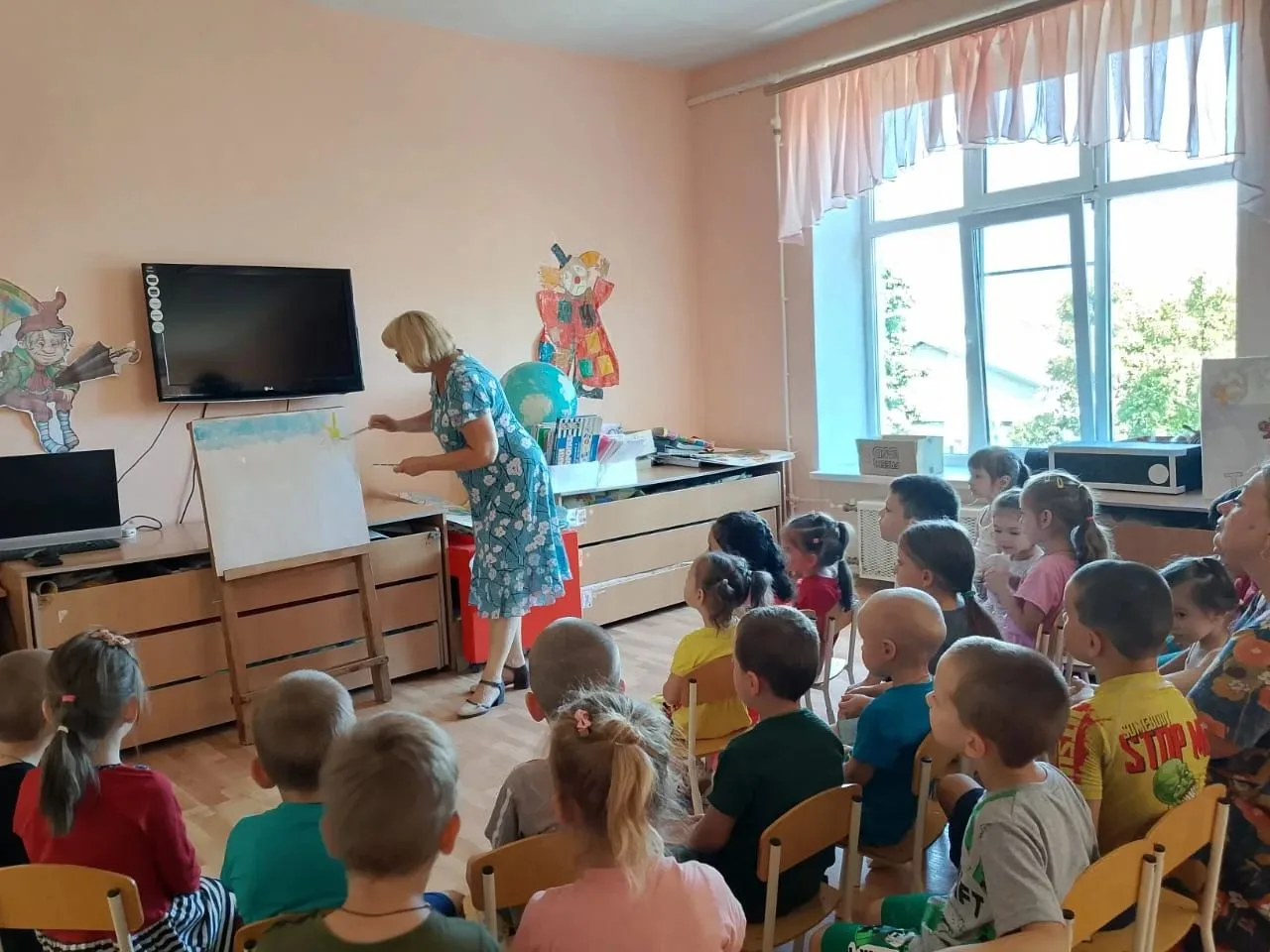 Сегодня группа "Солнышки" и "Звоночки" через режиссёрскую игру с элементами рисования и аппликации и