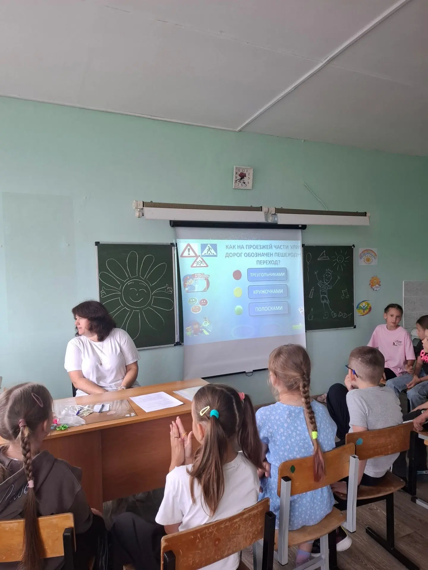 Сегодня небо было пасмурным, но наши ребята точно знают: хорошее настроение не зависит от погоды! ☀️