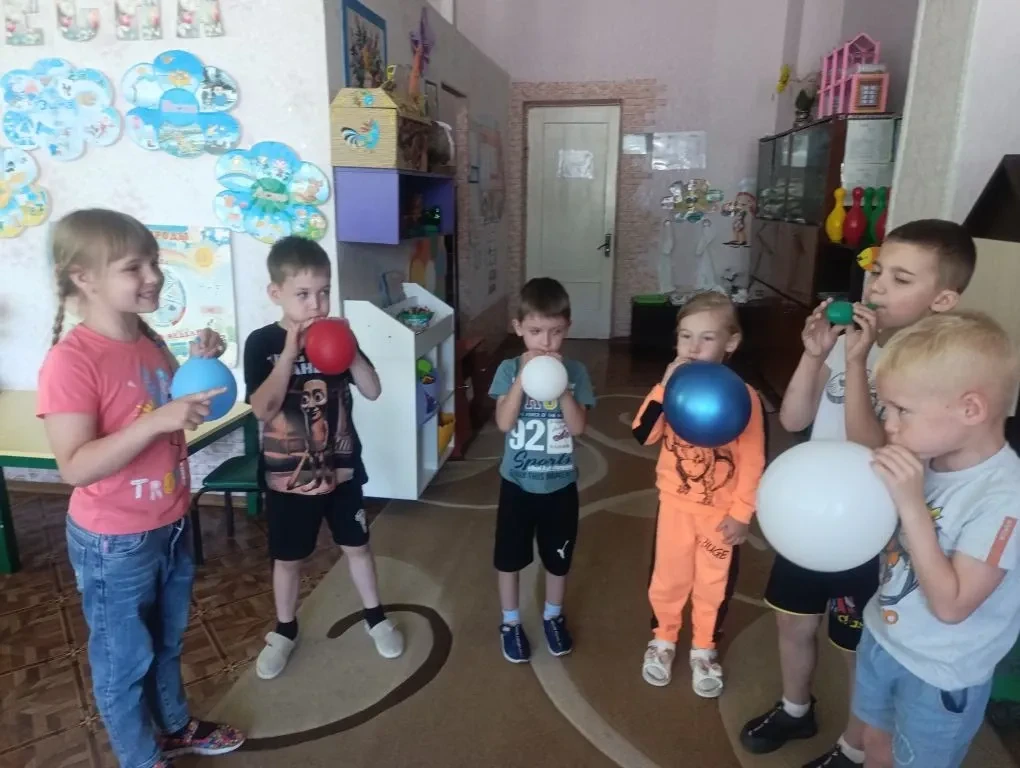 Сегодня в логопедической группе прошел познавательно - игровой день посвященный Всемирному дню ветра