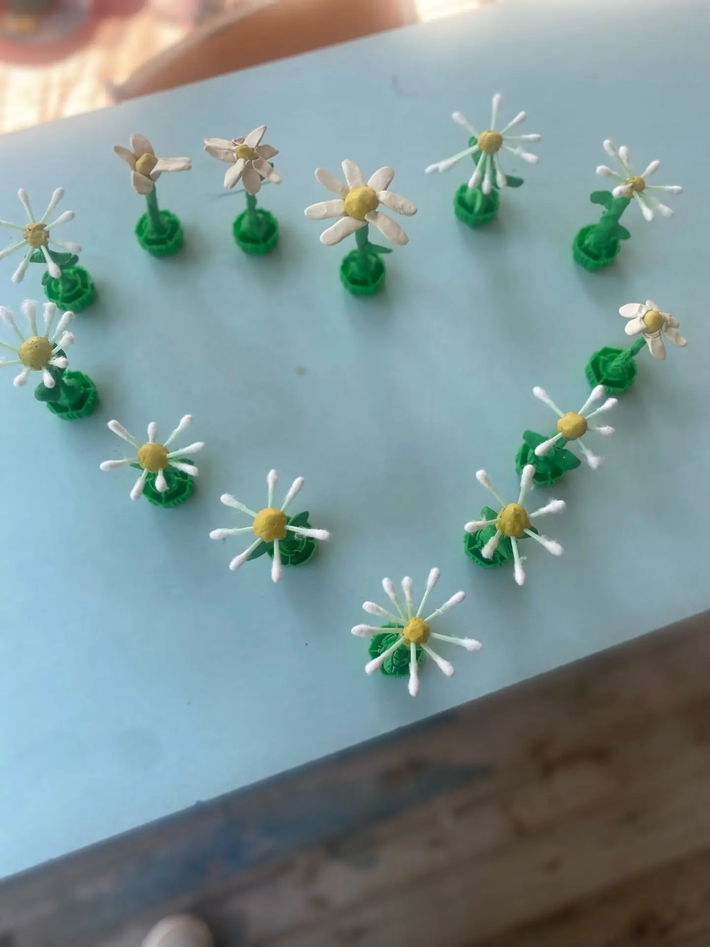 🌼 Мастер-класс на свежем воздухе: ромашки своими руками

В нашей группе прошёл творческий мастер-кл