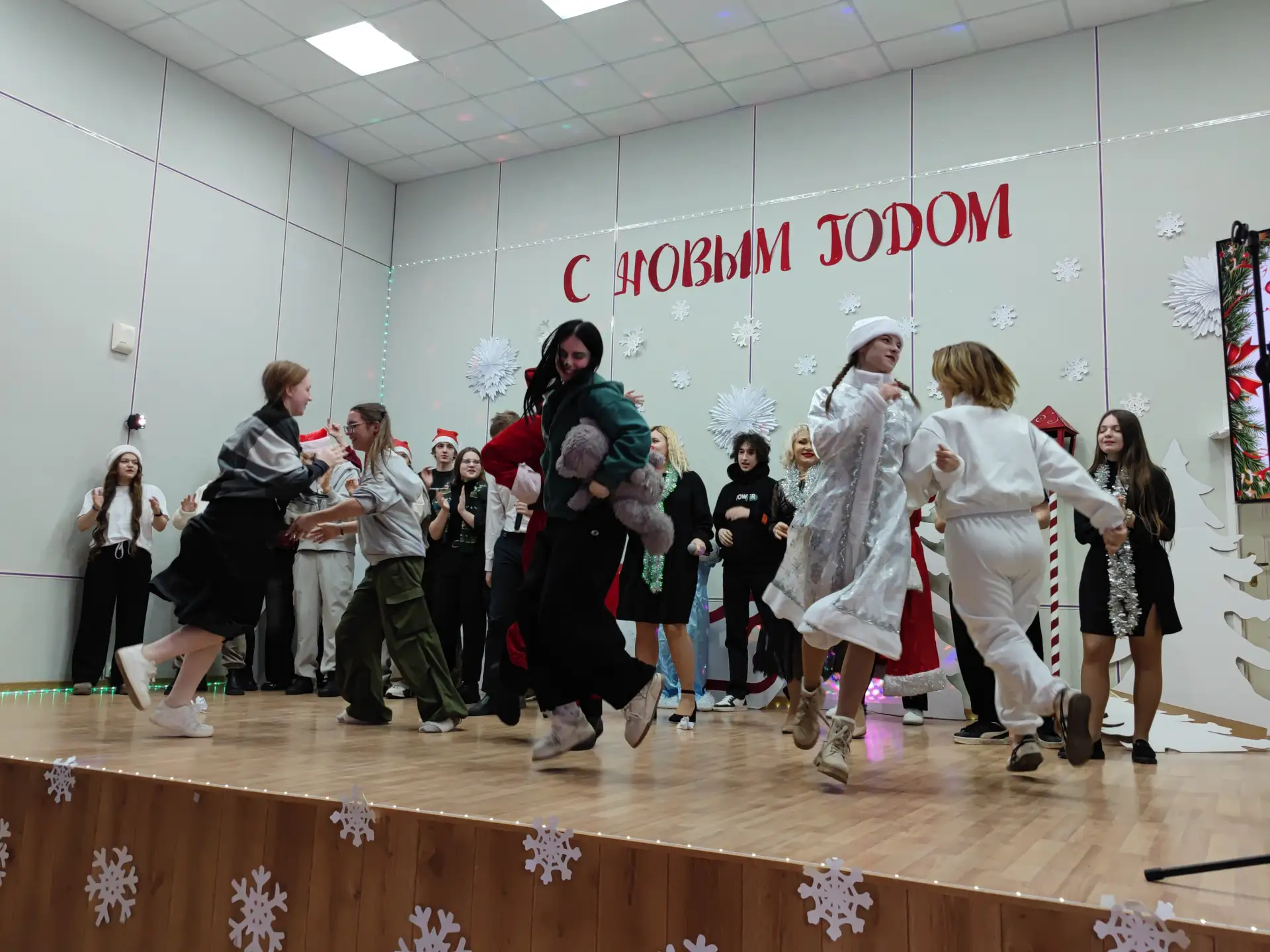 Новогодний концерт!🎄  😎 26 декабря наши студенты устроили крутой новогодний концерт для преподавател
