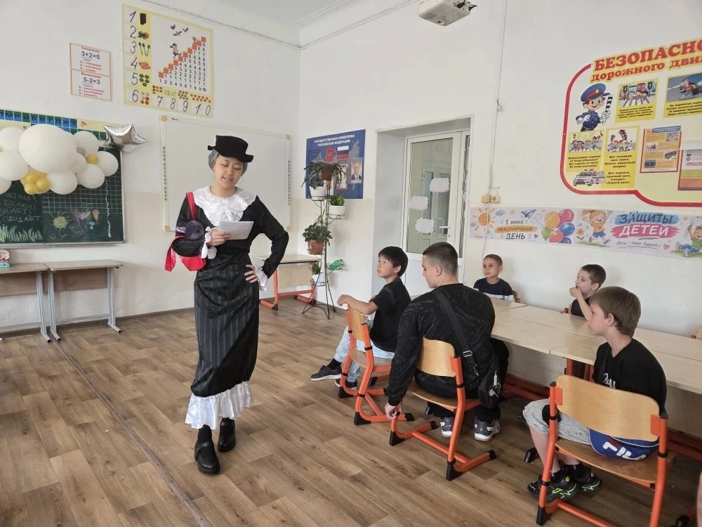 У наших детей пришкольного лагеря понедельник начался с квест-игры от старушки Шапокляк и крокодила 