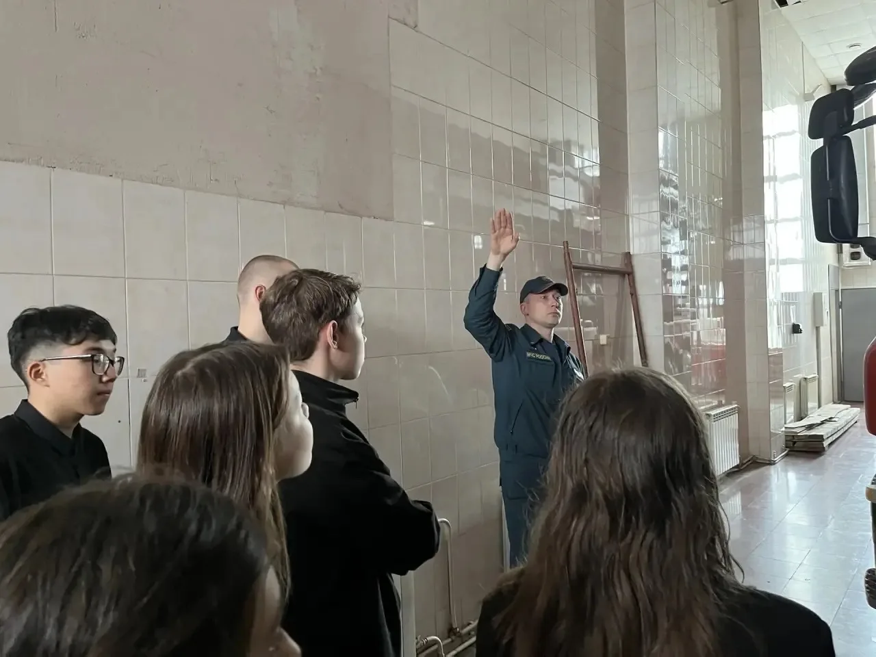 #Профориентация   👩‍🚒НА ЭКСКУРСИИ В ПОЖАРНОЙ ЧАСТИ👩‍🚒  Ученики 10б класса  побывали на экскурсии в п