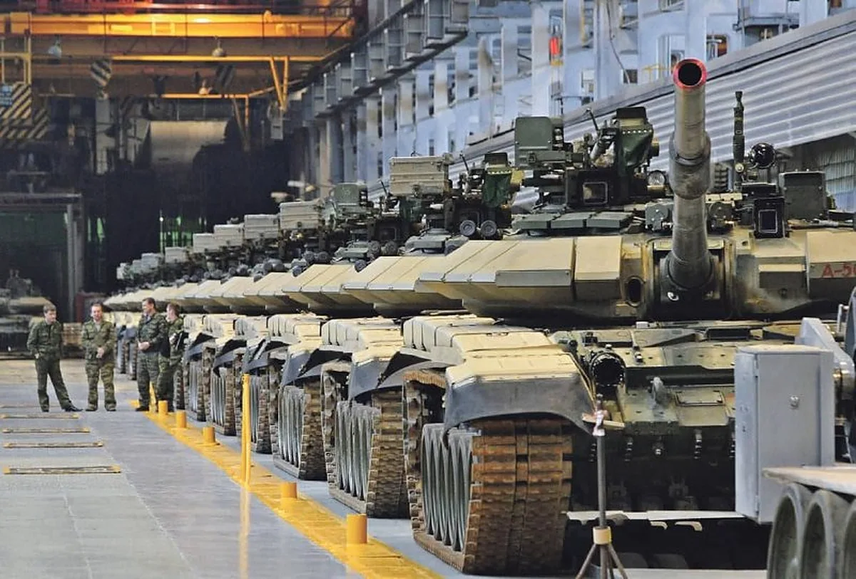 Расходы России на оборону в 2027 году могут превысить 17,1 трлн рублей.