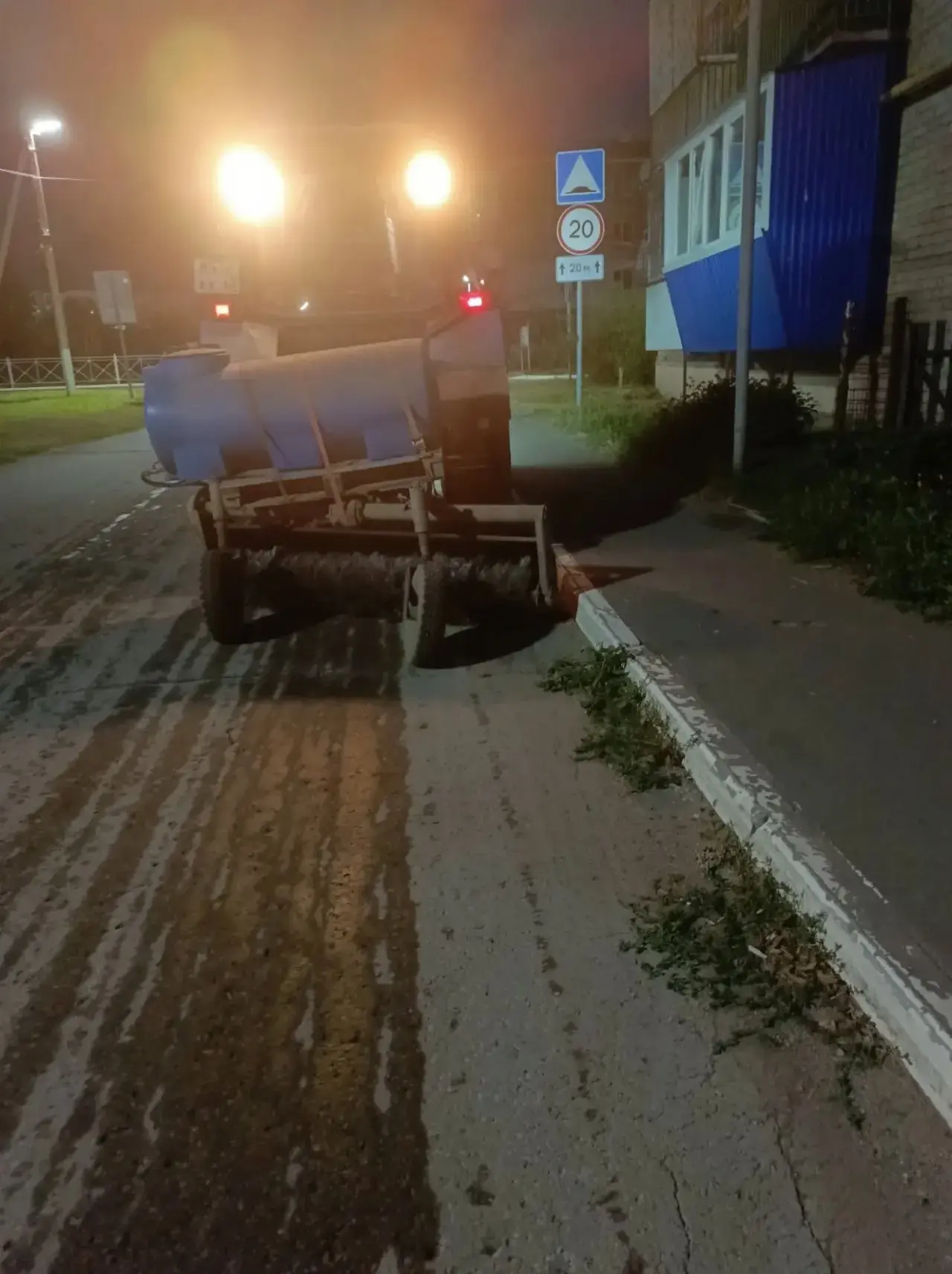 🧹 На территории сельского поселения проводятся работы по механизированному подметанию ...