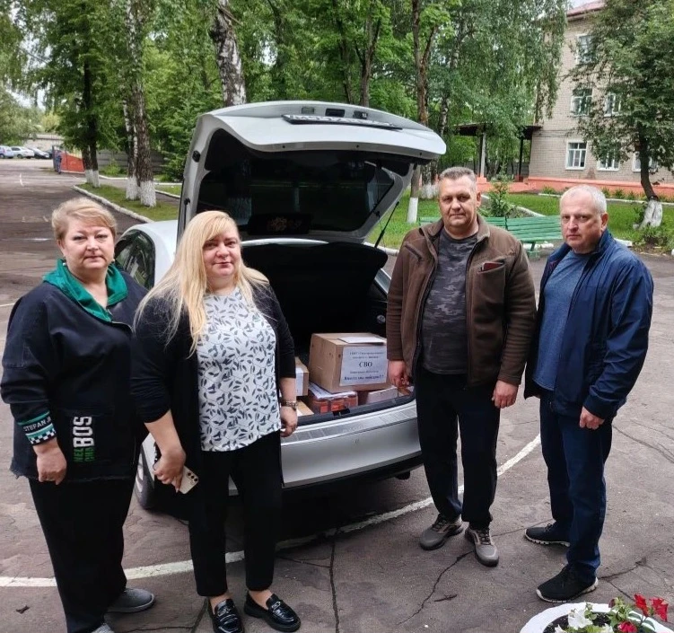 Очередную партию гуманитарной помощи от сотрудников нашей школы передали в зону специальной военной 