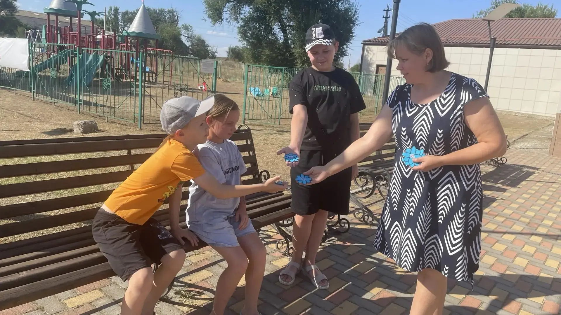 💙 Тепло августа и любовь к детям — в каждой синей ромашке!