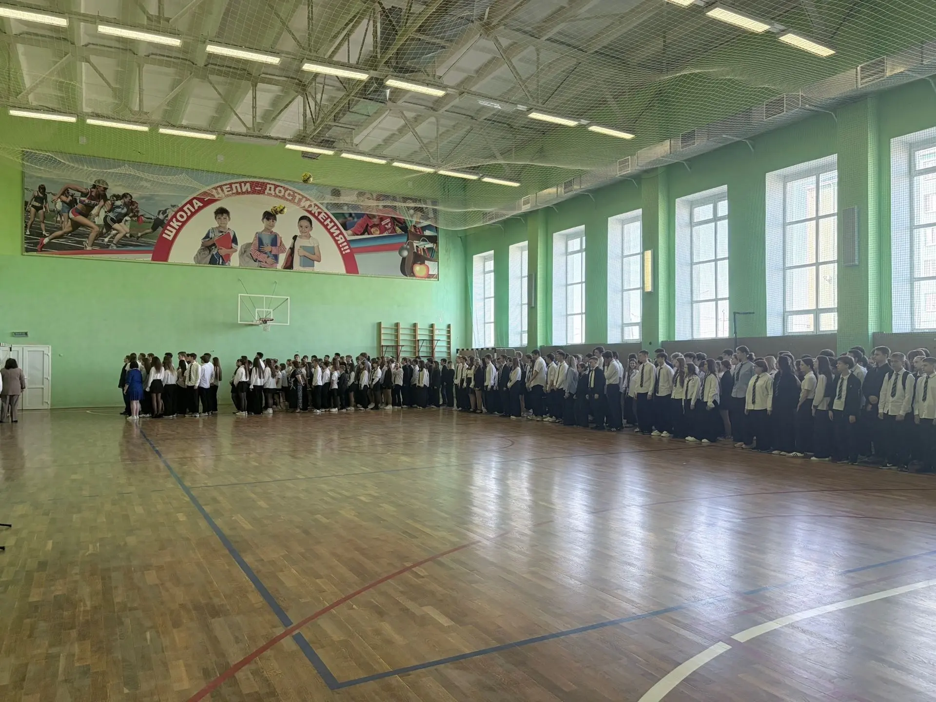 🗓🇷🇺Линейка в Бутурлиновской средней общеобразовательной школе звучит очень торжественно и насыщенно!