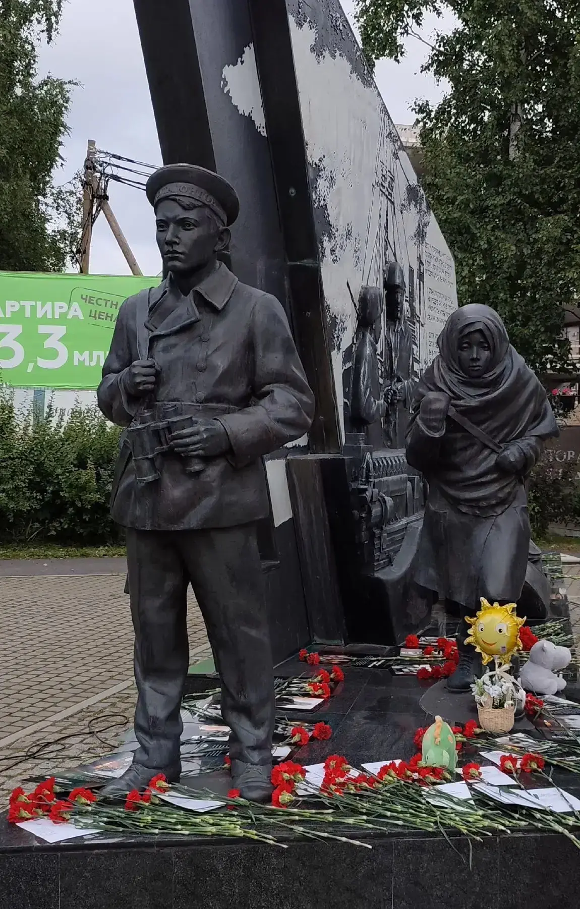 У монумента «Детям войны» прошла трогательная памятная акция. Сотрудники Управления Фед...