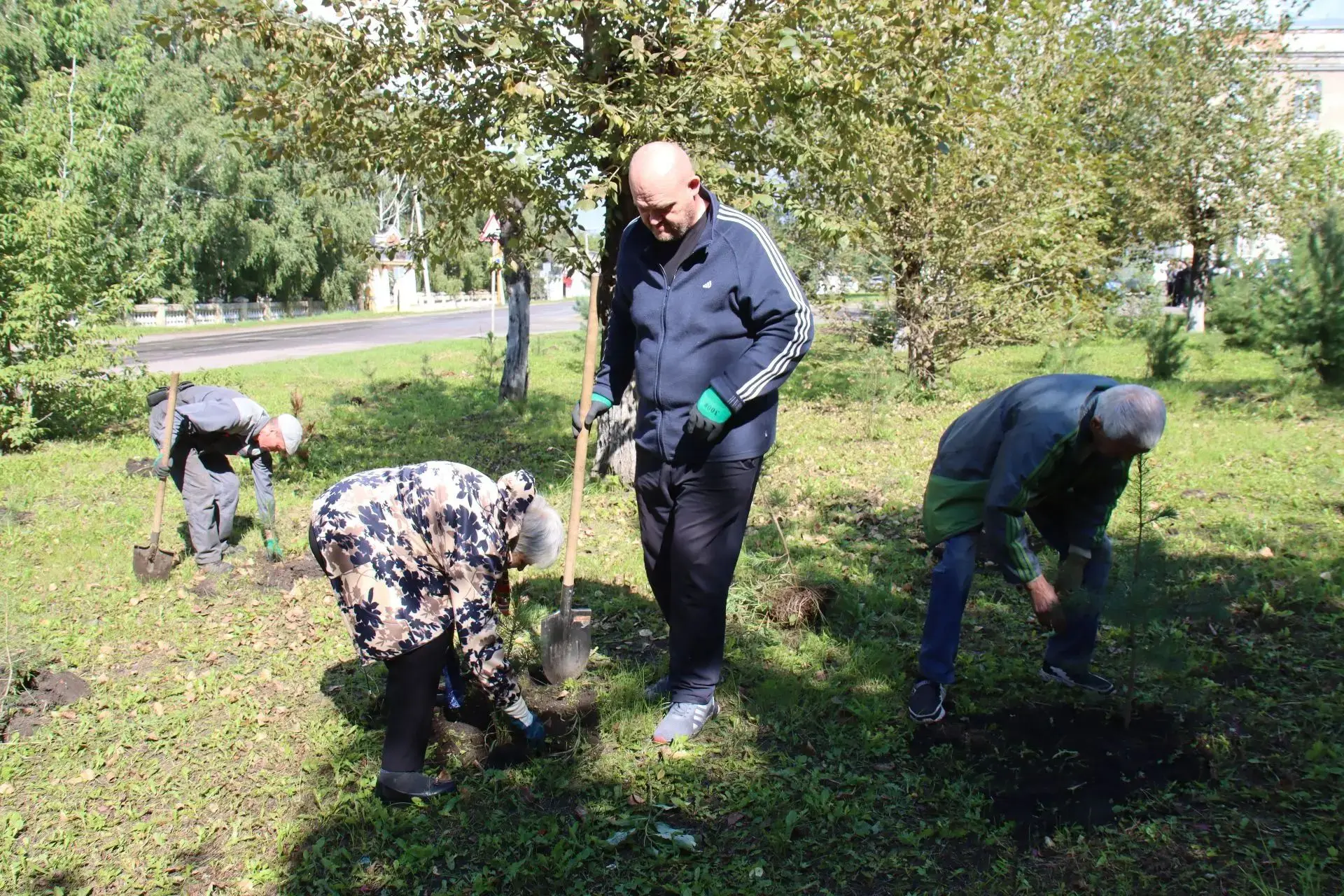 🌲 В микрорайоне Бабанаково прошла экологическая акция «Сохраним лес».