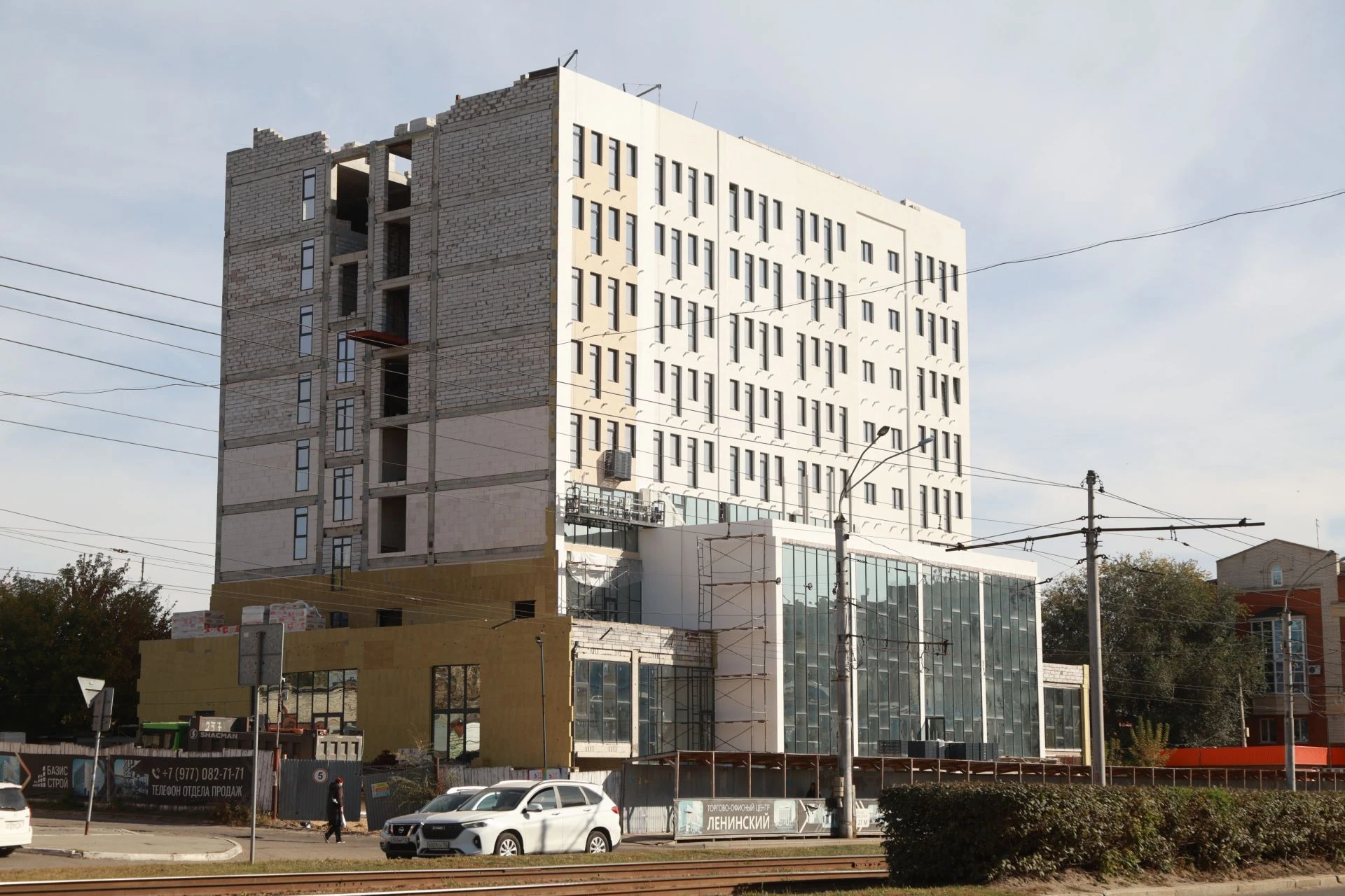 В Барнауле обшивают фасады старой легенды долгостроев на проспекте Ленина, 122б.
