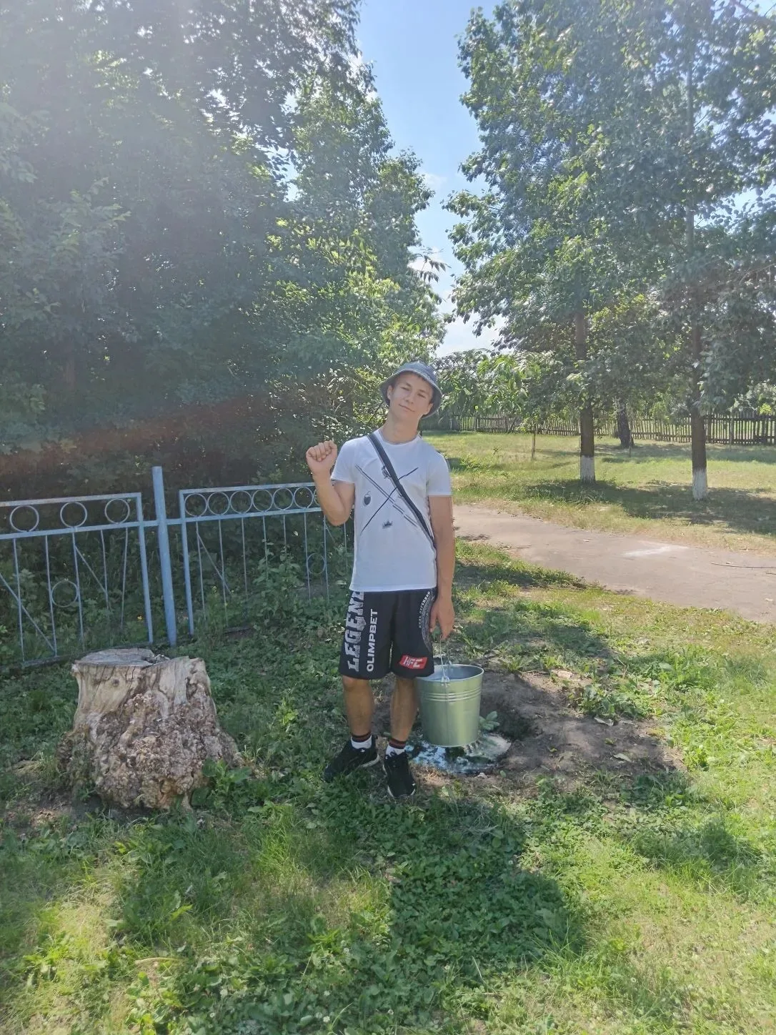 Продолжает  свою работу лагерь труда и отдыха
 " Дорогами добра". Наши волонтеры приводят в порядок 