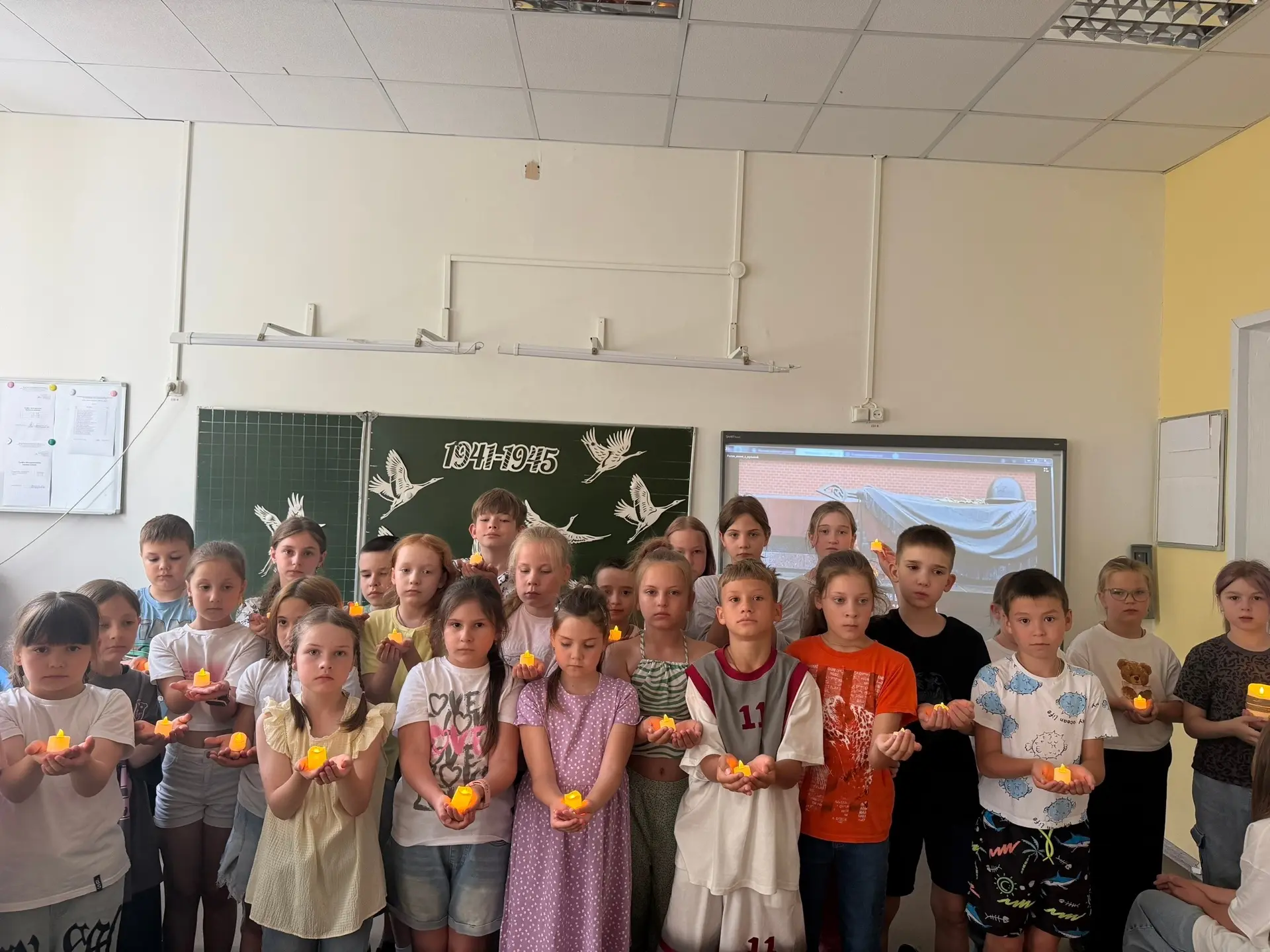 Акция «🕯️Свеча памяти»

22 июня, в День памяти и скорби, воспитанники школьного лагеря «Орлёнок» пр