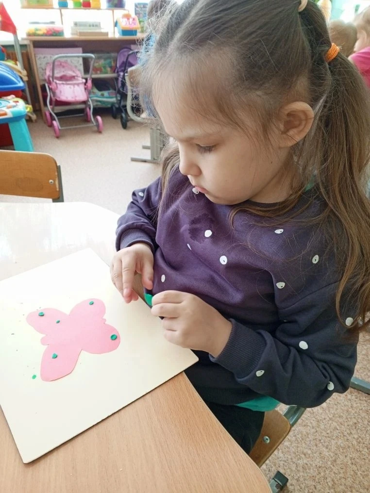 Сегодня на занятии по лепке мы работали над темой "Украшение бабочки" 🦋
