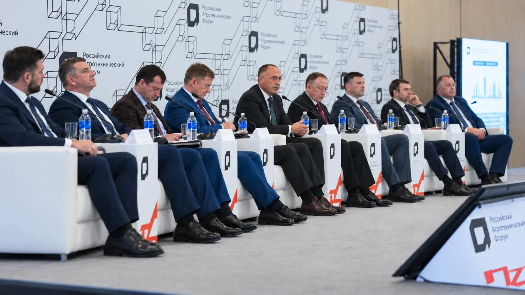 СЕЛЬХОЗТЕХНИКЕ ГОТОВЯТ ЕЩЁ ОДИН ТЯЖЁЛЫЙ ГОД