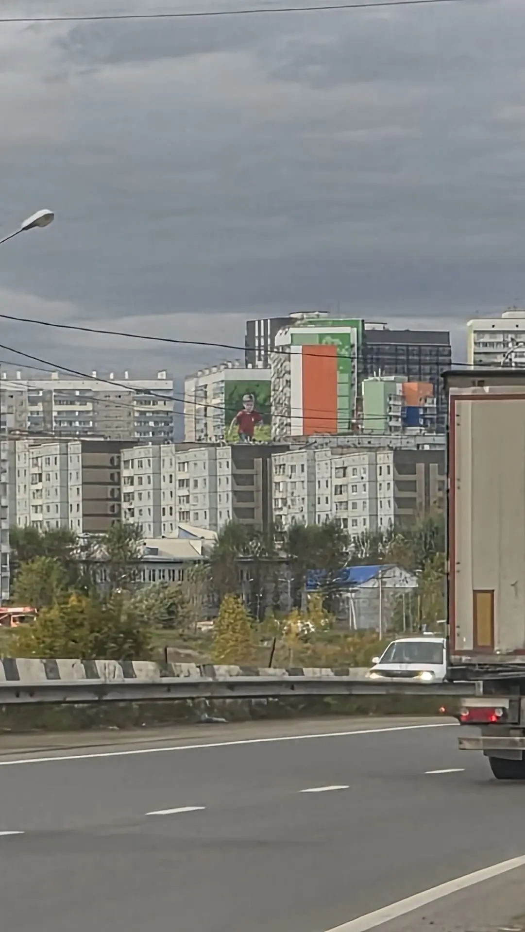 Интересно, когда выбирали место для создания мурала в Солнечном, знали, что его будет в...