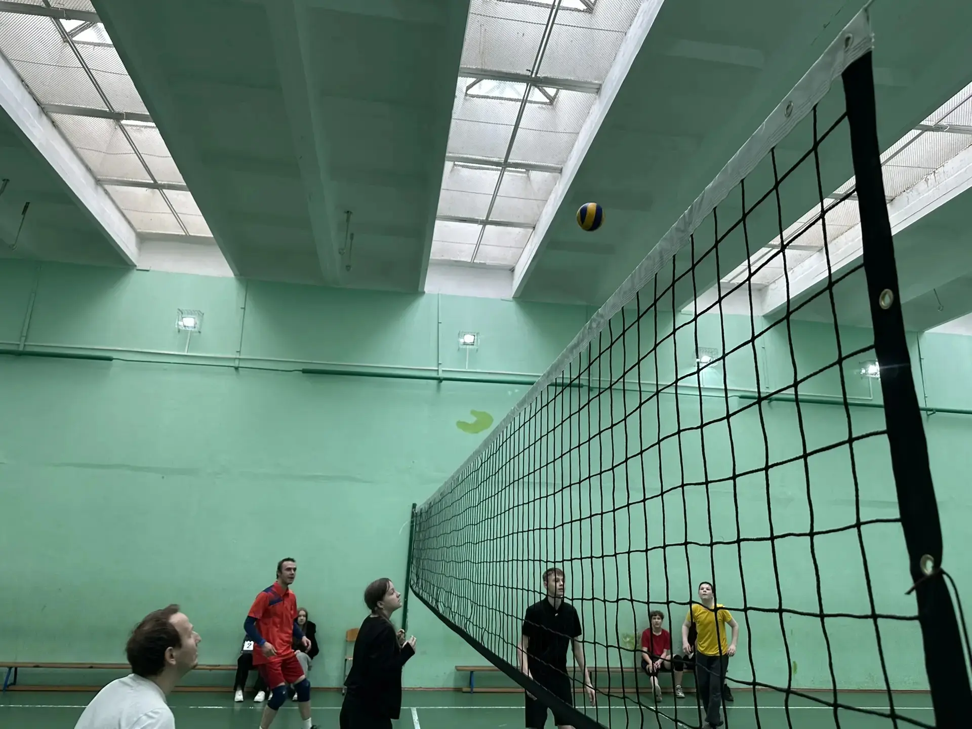 🏐 Кто сказал, что учителя только оценки ставят? Сегодня они ставили блоки и подачи!  В нашей школе п