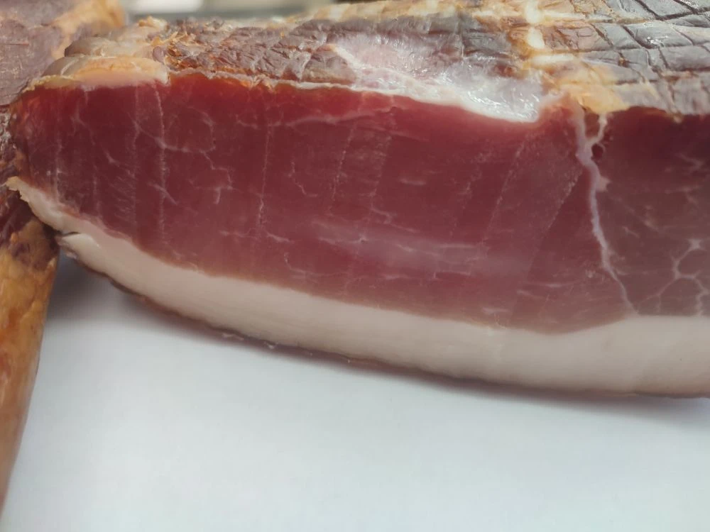 Бекон 🥓 вяленый , солёный в меру .