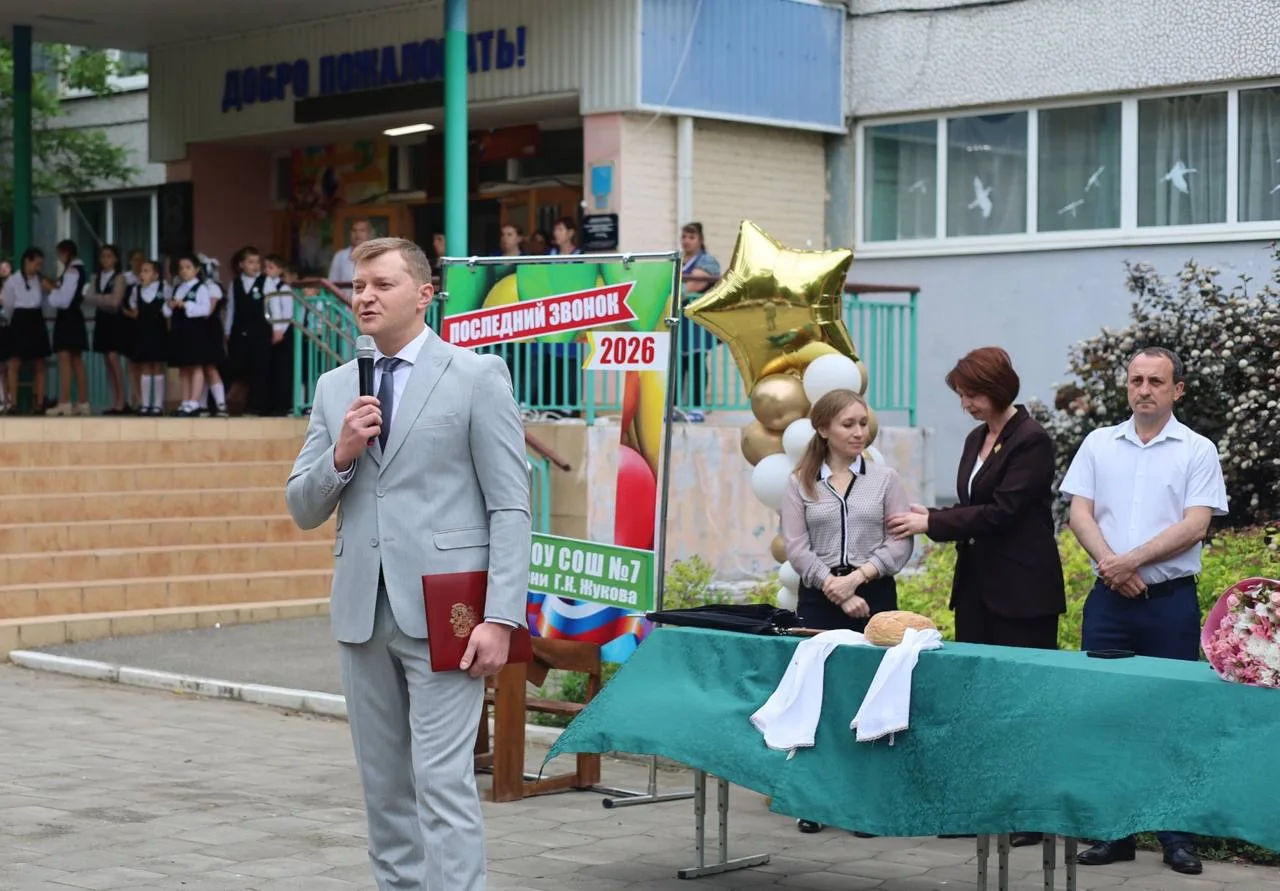 🌟Замечен на школьной линейке! Зачем ректор АГПУ сегодня утром приехал в 7-ю школу?  Сегодня по всему