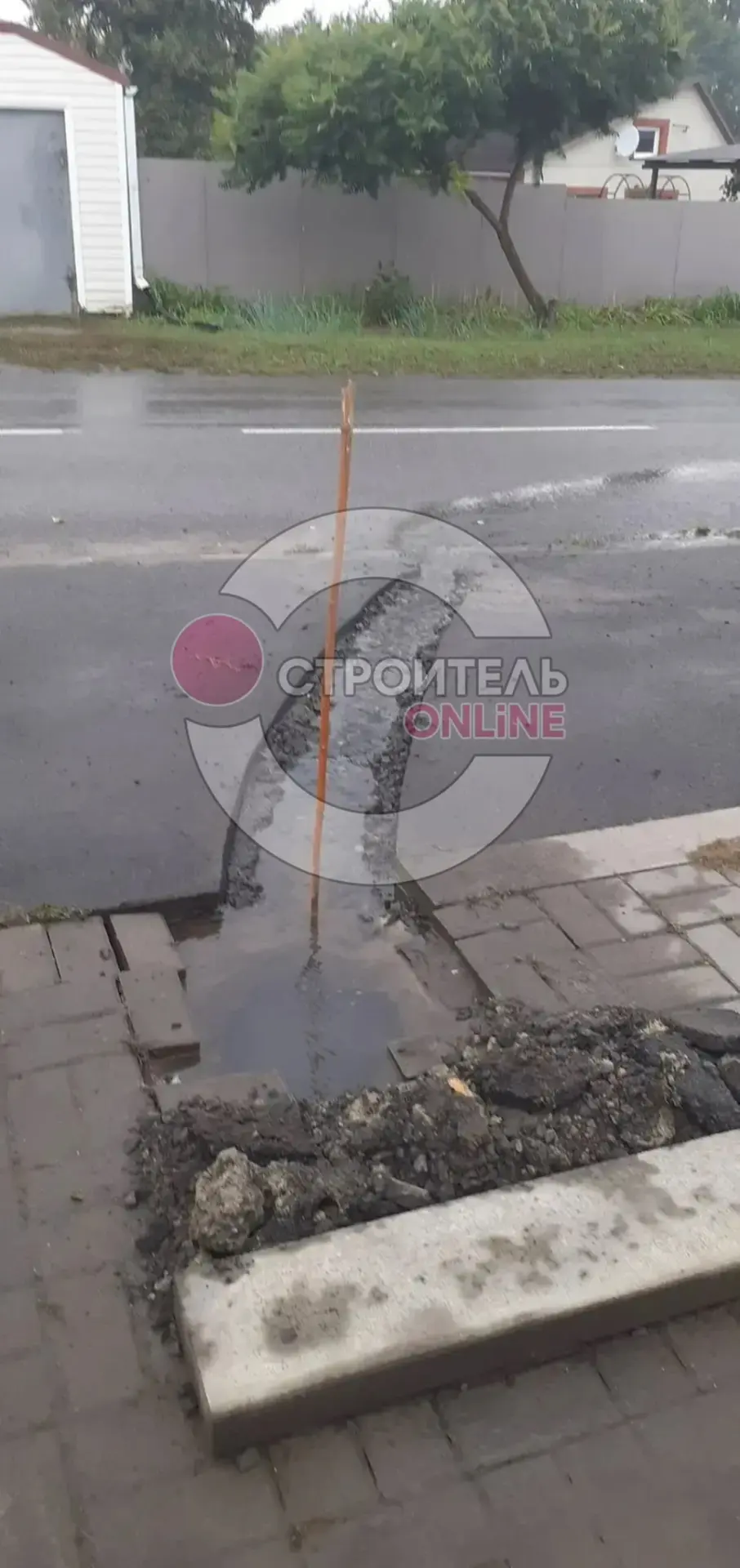 Наша читательница пожаловалась на утечку воды на улице Промышленной, 12.