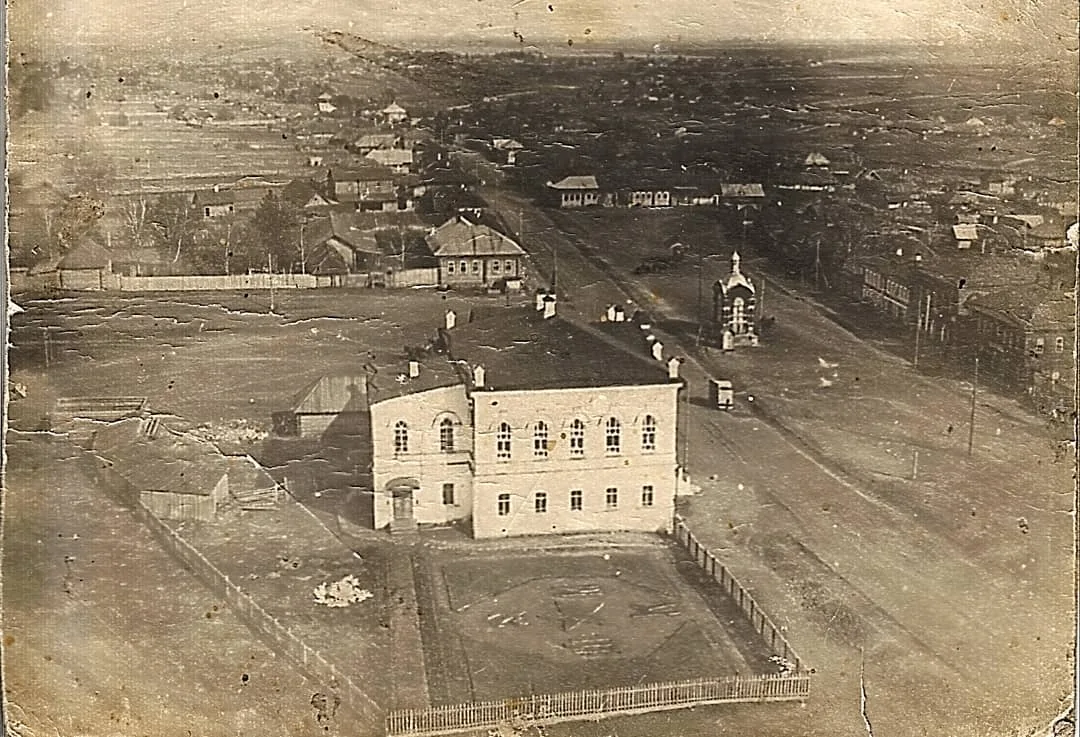 Более 90 лет спустя... Я был удивлён, увидев фотографию Орды 1926 года. Около здания Зе...