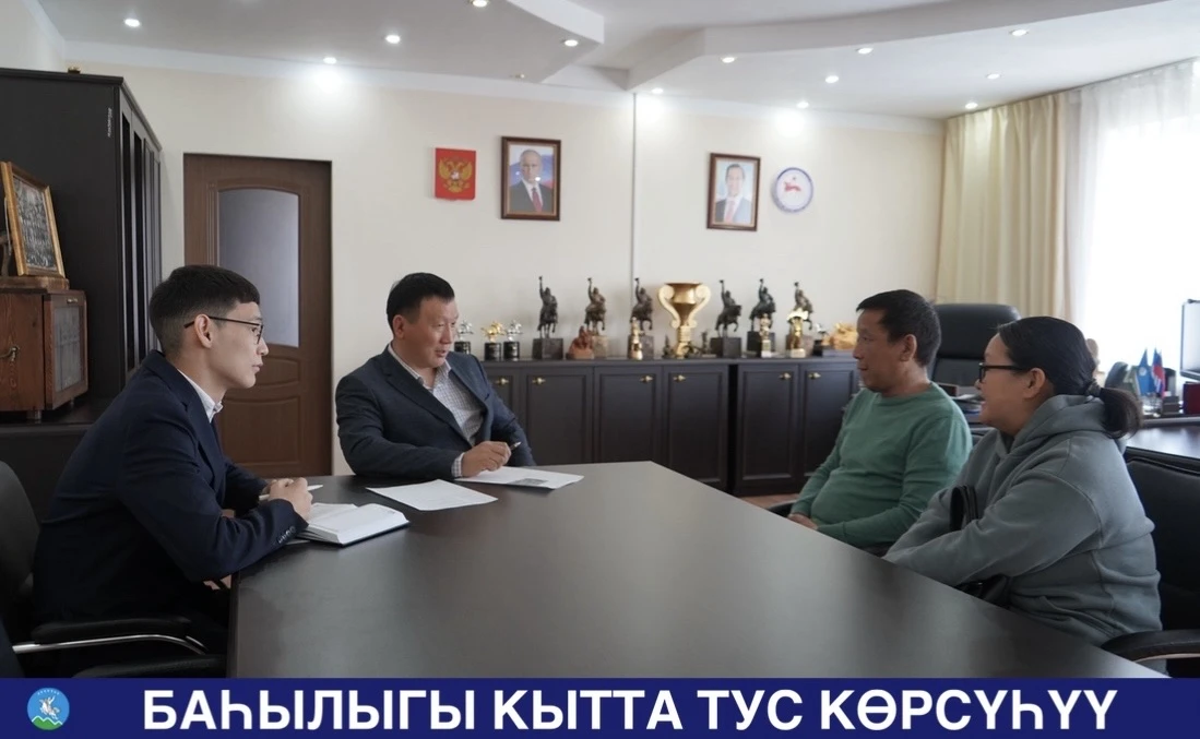 БАҺЫЛЫГЫ КЫТТА ТУС КӨРСҮҺҮҮ  Бүгүн, муус устар 29 күнүгэр, улуус баһылыга Дмитрий Тихонов дьонун-сэр
