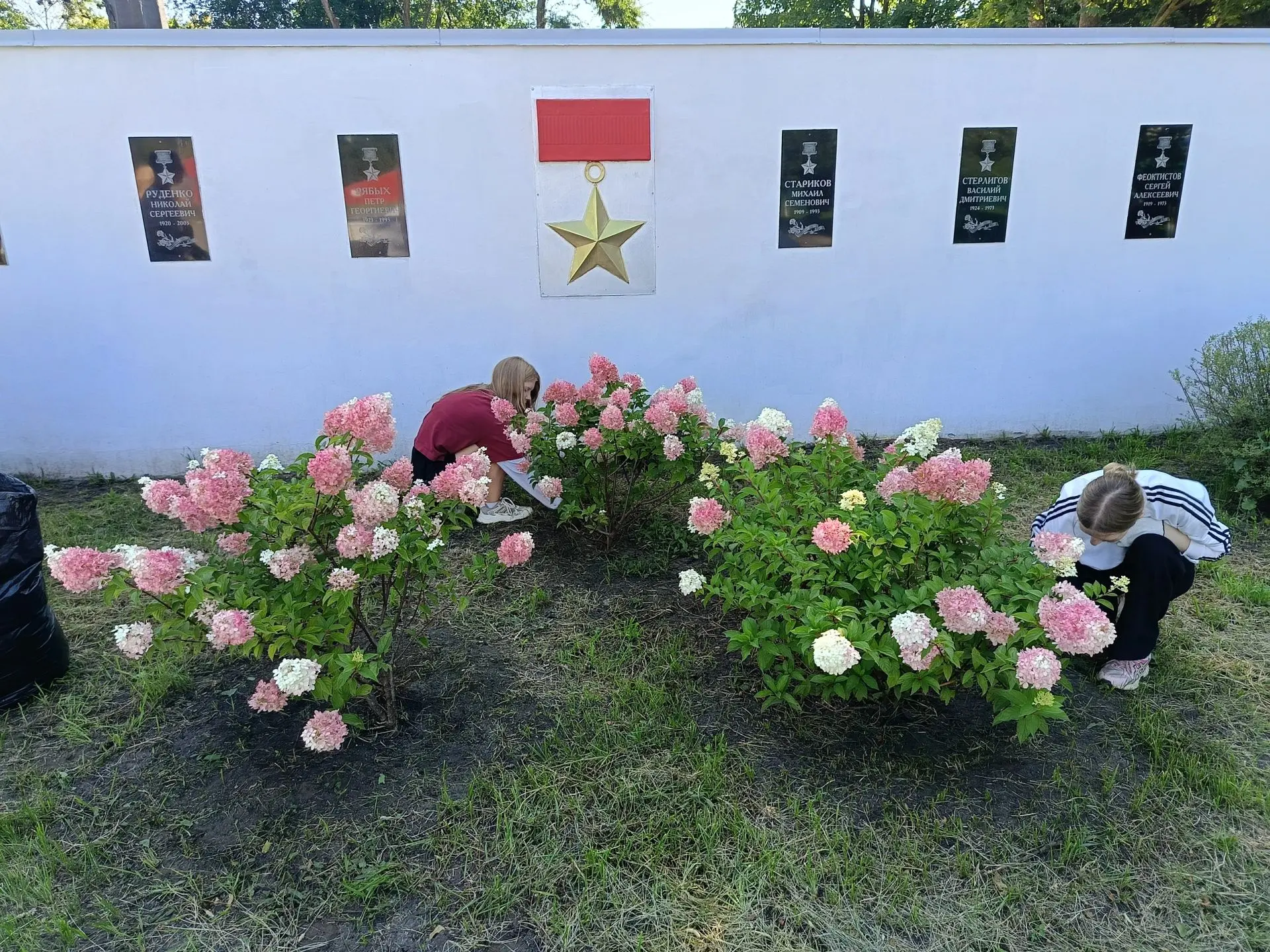Молодёжь Борисоглебска благоустроила памятные места ко Дню флага🇷🇺