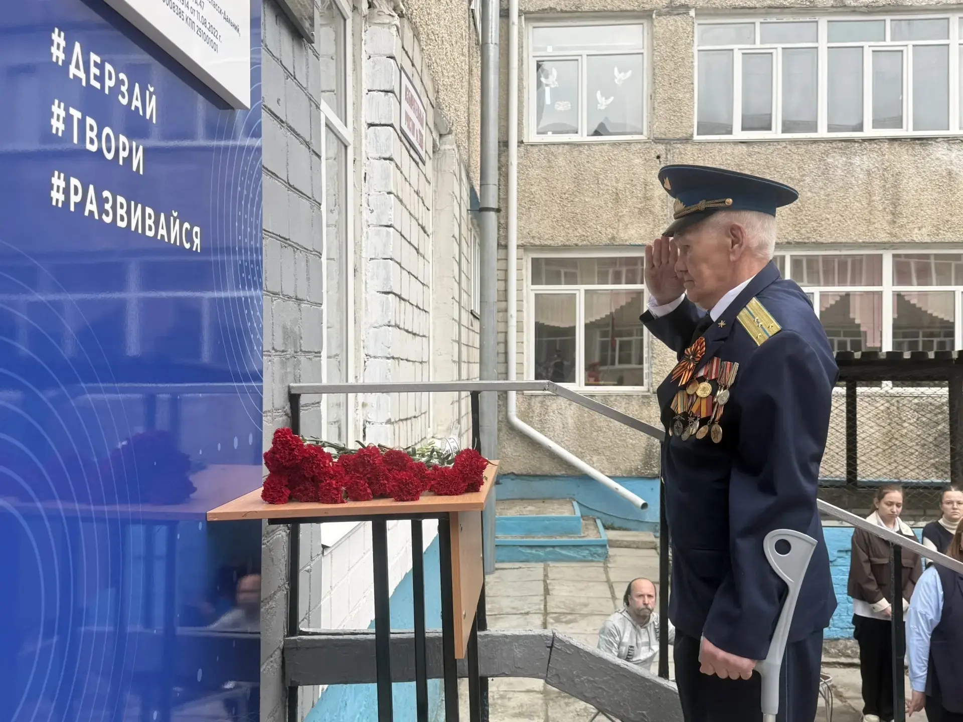 🕊 Алые гвоздики и тишина  В церемонии открытия мемориальной доски Андрею Мамонову был момент, которы