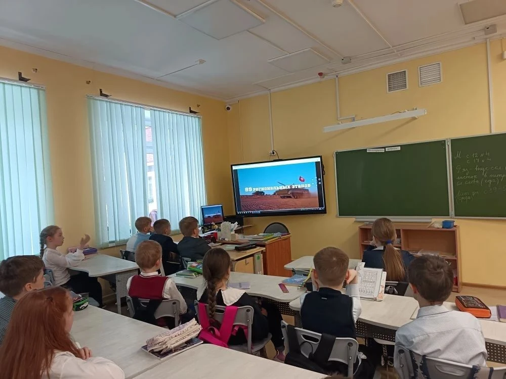 16 февраля, мы традиционно начинаем учебную неделю с внеурочного занятия "Разговоры о важном". Участ