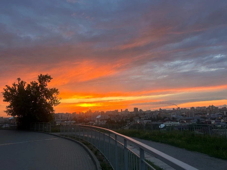 🌆 Настало время ярчайших июньских закатов и рассветов. У нас в Барнауле оно такое.