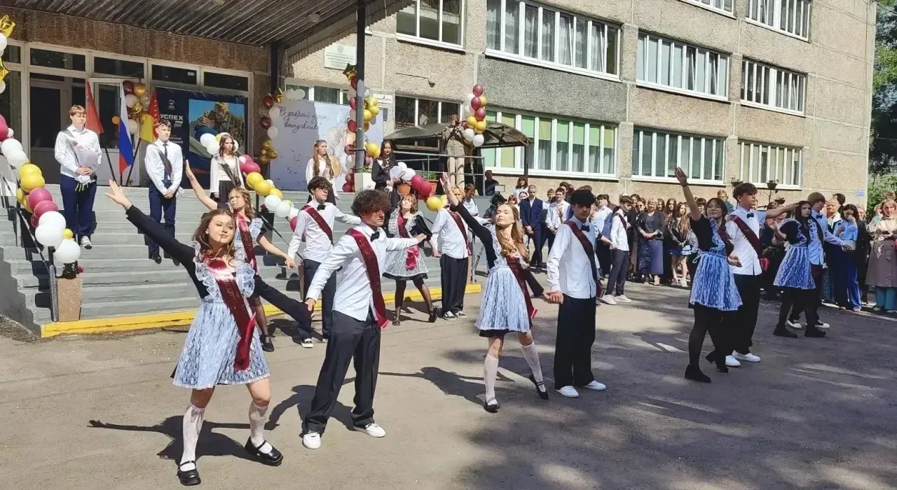 🔔 Сегодня в Богородском округе особенный день. Тишина в коридорах, нарядные ленты и море цветов: во 