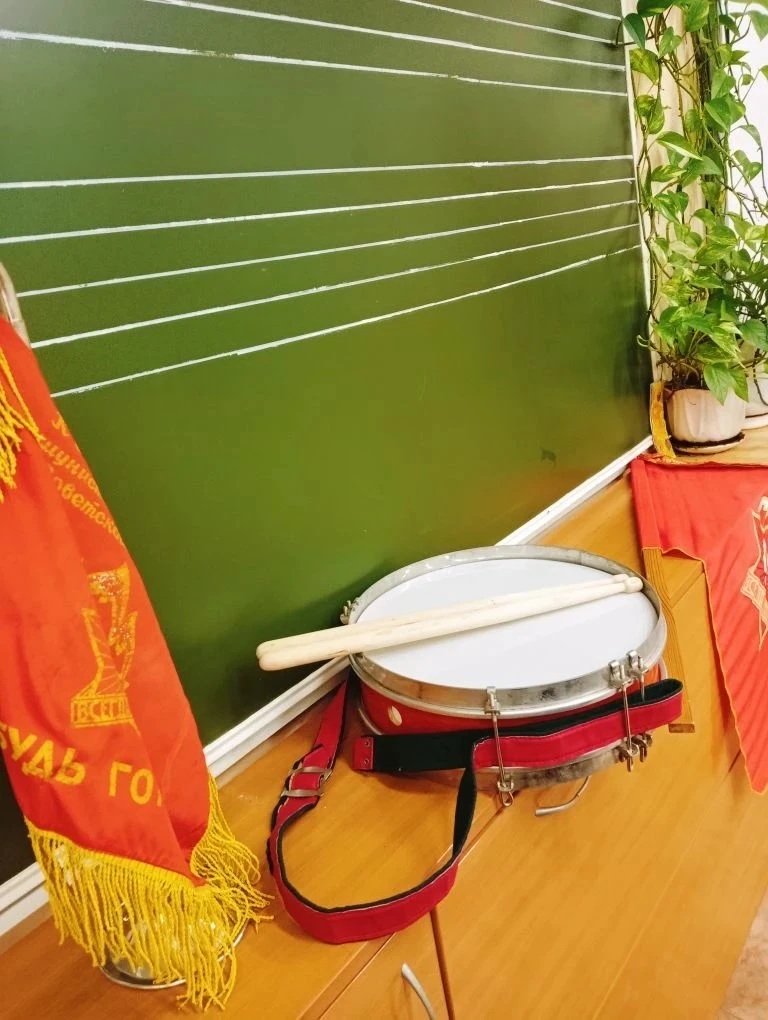 🥁 «Будь готов!»: как выпускники 11 Б класса на один день превратились в пионеров.  🫡 В нашем Центре 