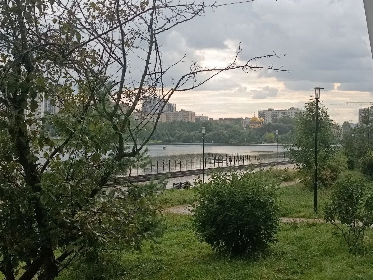 В прошедшие выходные на Гольяновском пруду стояла пасмурная погода, но это не помешало ...