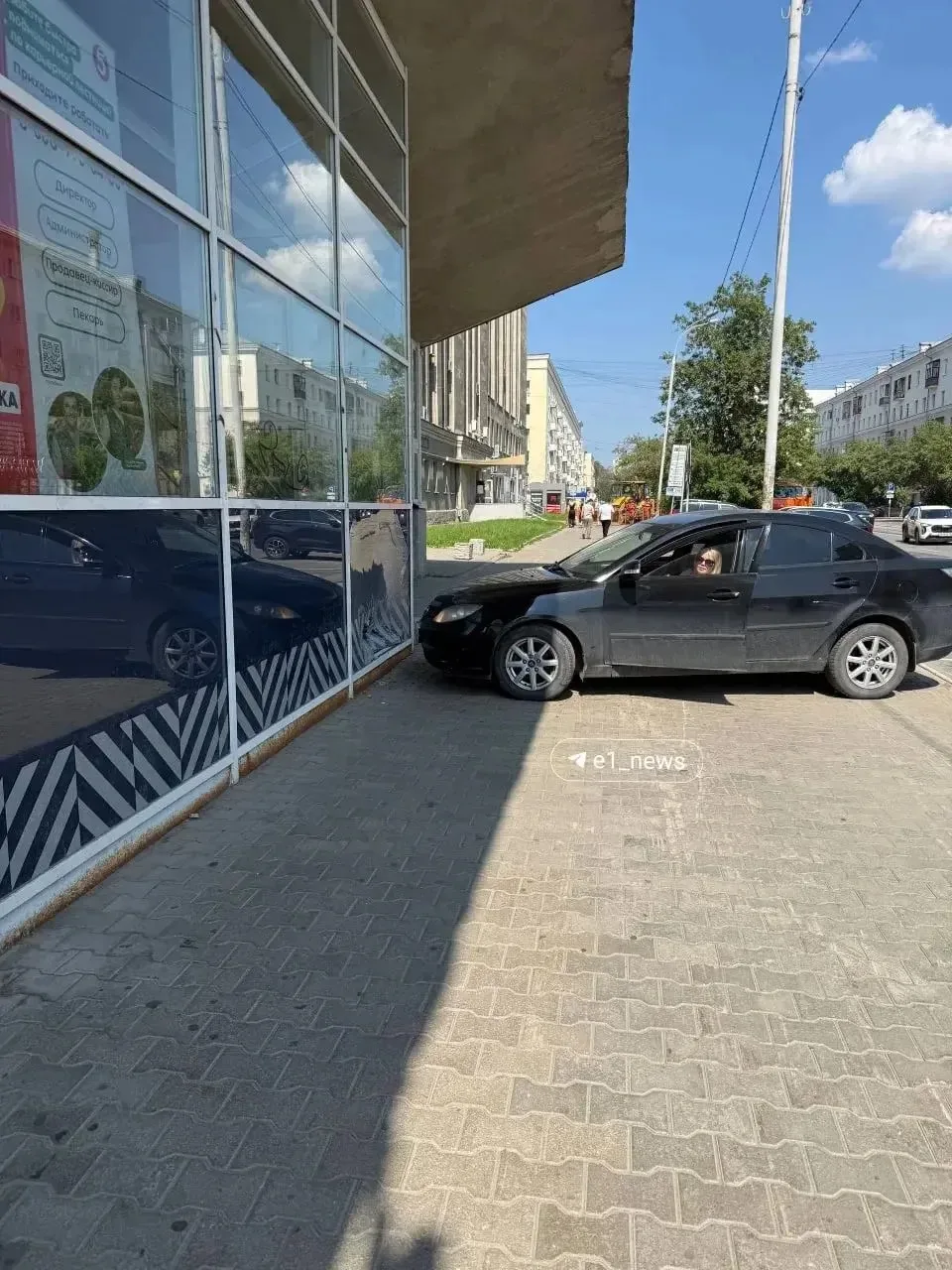 Женщина-водитель иномарки вылетела на тротуар и въехала в «Пятерочку» на Луначарского. 

По словам о