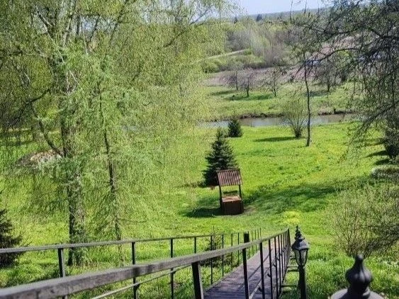 Пробуждение природы в усадьбе Фета чувствуется особенно остро: клейкие яркие листочки на деревьях, п
