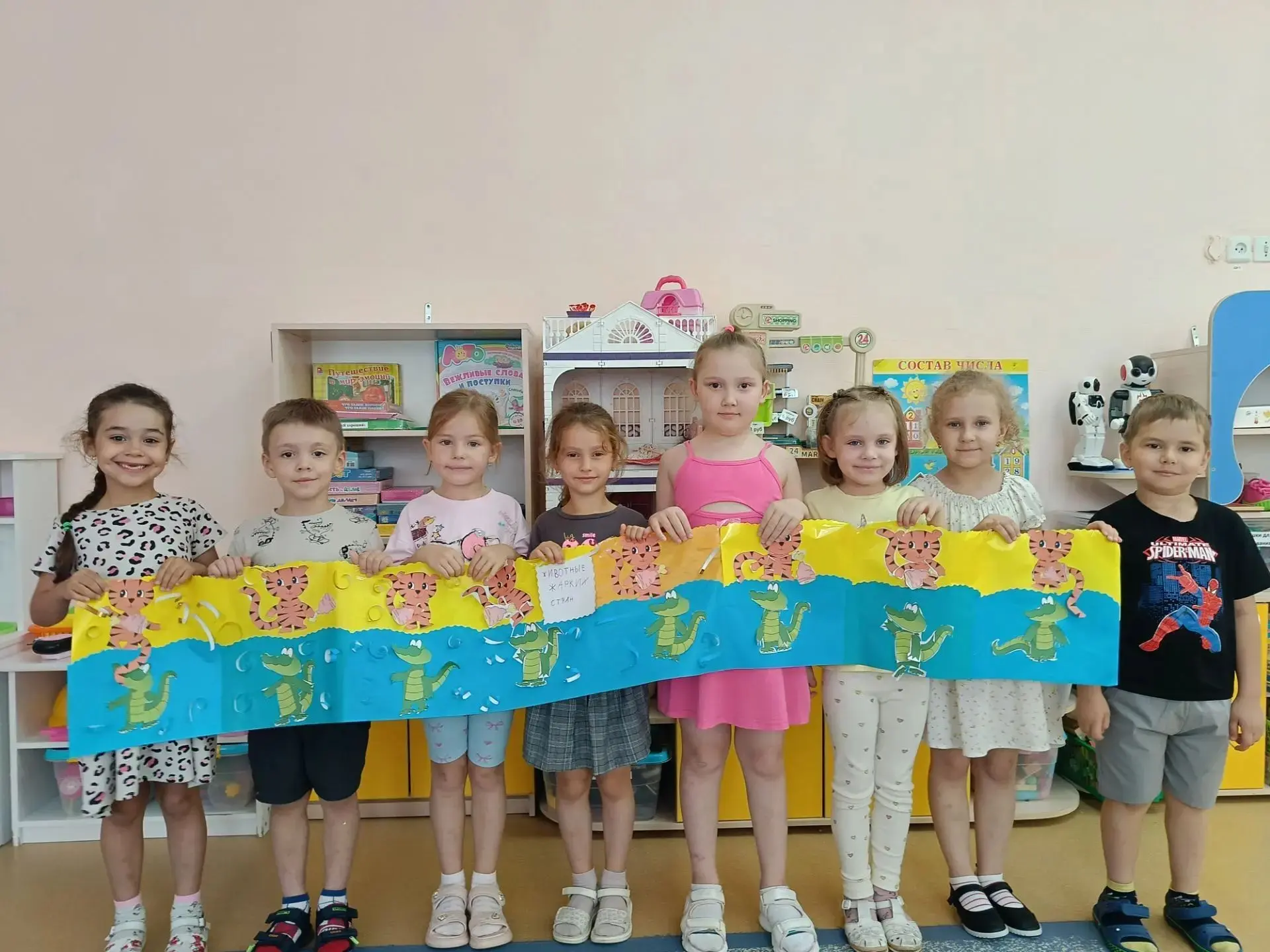 Сегодня в подготовительной группе ребята сделали коллективную аппликацию на тему " Животные жарких с