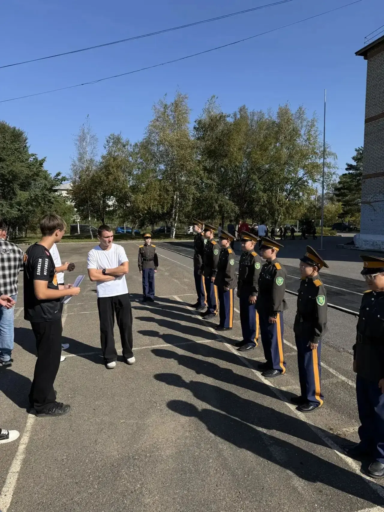 Сегодня школьный двор нашей школы превратился в настоящий учебный полигон, где под стро...