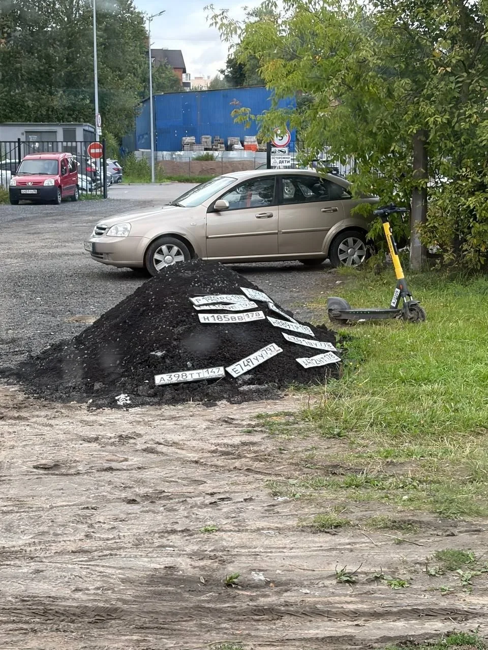 У мечети на Парашютной улице кто-то устроил настоящий кладбищенский участок для автомоб...