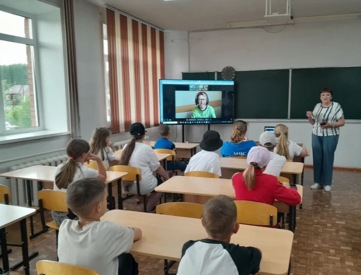 В Агинской СОШ №2 прошла онлайн-встреча «Память вещей, или Как разговорить старый чердак»
В рамках п